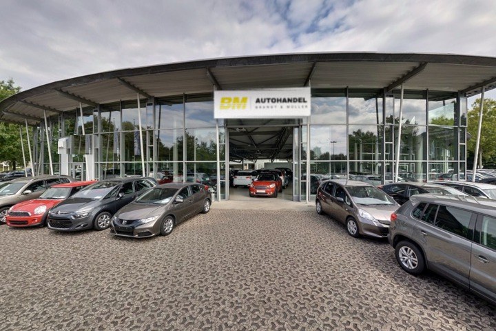 Das neue Autohaus der BM Autohandel GmbH in der St. Nazairer Allee 1A in Saarlouis (Fotomontage mit BM-Logo)